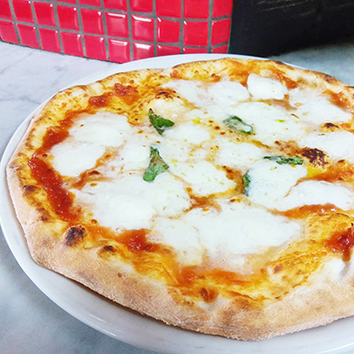 赤い窯のピザ屋さん